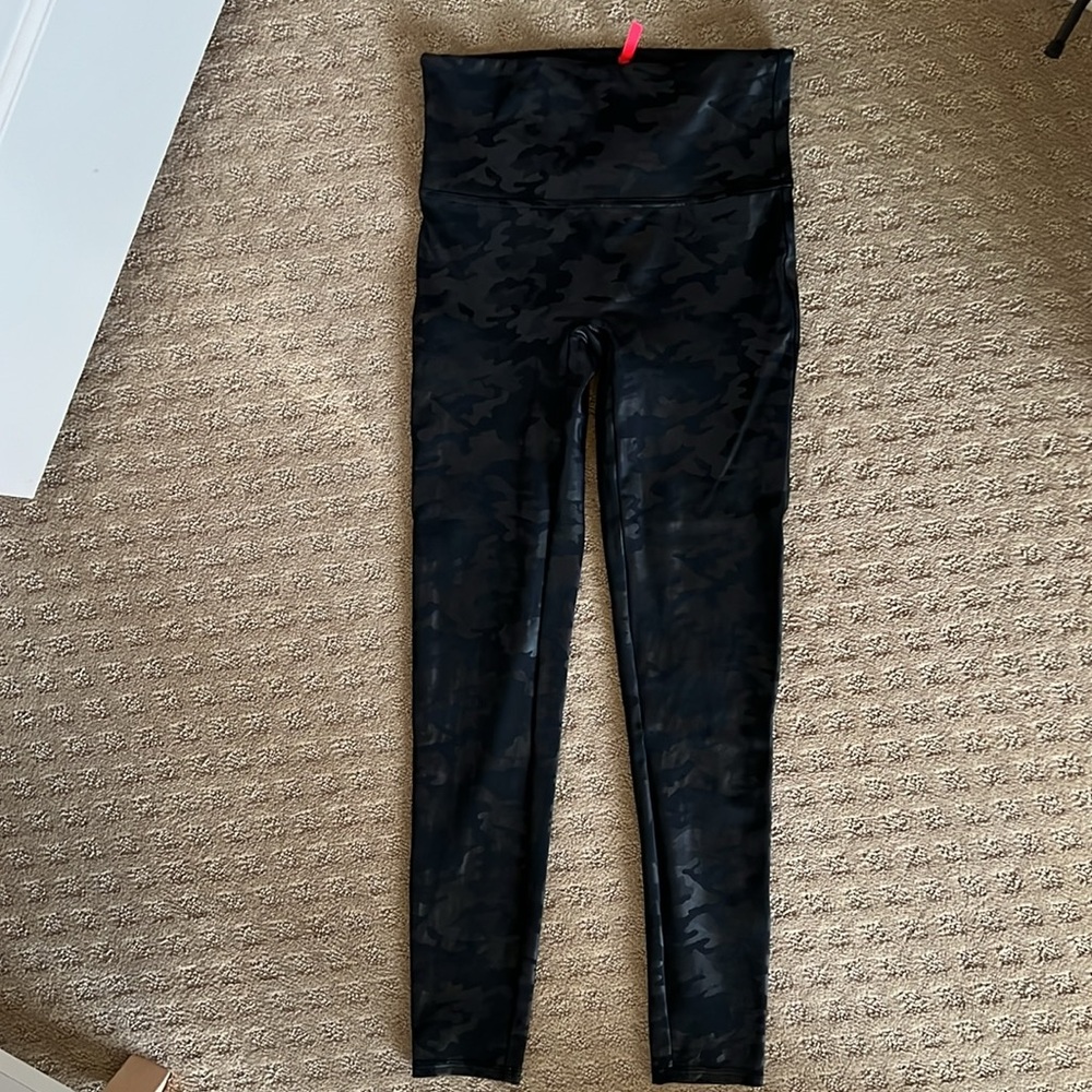Spanx Black Camo Faux Leather Leggings Sz L - Picture 2 of 3